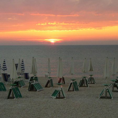 Hotel Chiaraluna Civitanova Marche Buitenkant foto