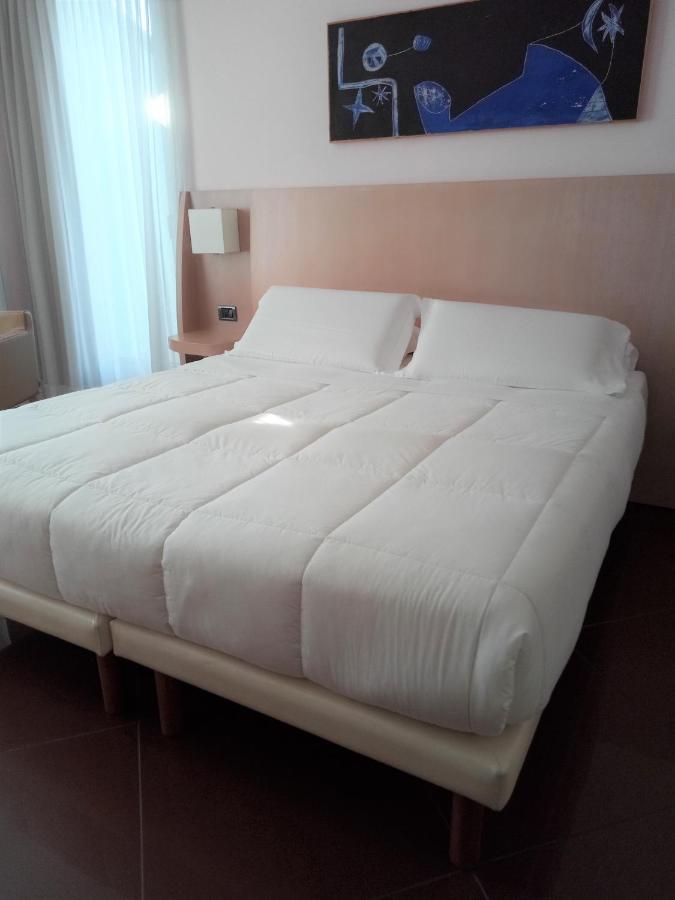 Hotel Chiaraluna Civitanova Marche Buitenkant foto