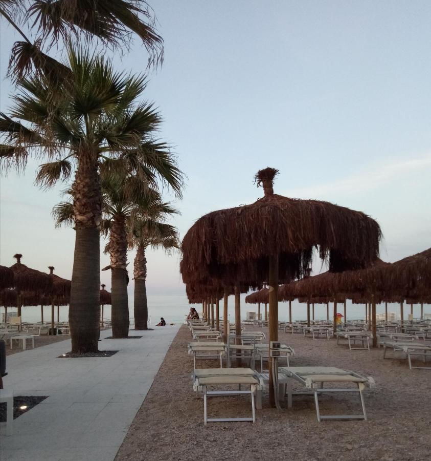 Hotel Chiaraluna Civitanova Marche Buitenkant foto