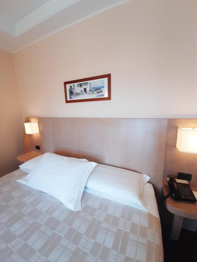Hotel Chiaraluna Civitanova Marche Buitenkant foto