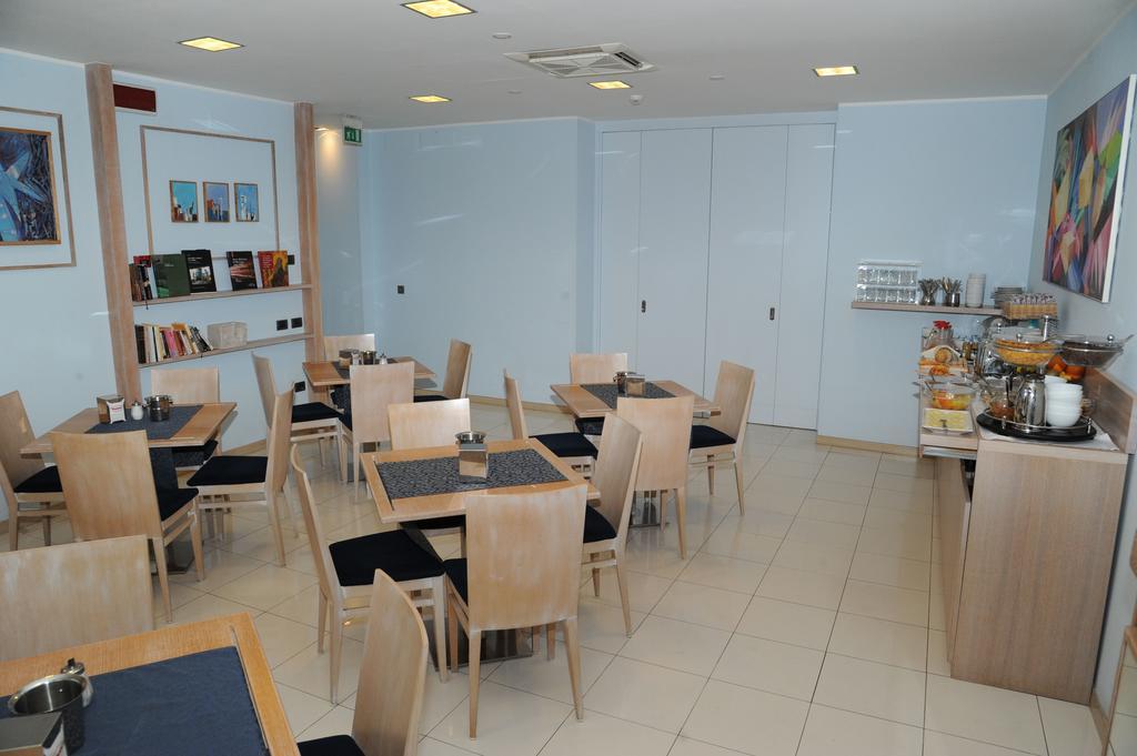 Hotel Chiaraluna Civitanova Marche Buitenkant foto